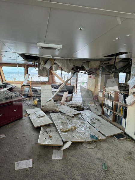 Фото разбитой рубки на Midvolga-2 РФ после удара дрона