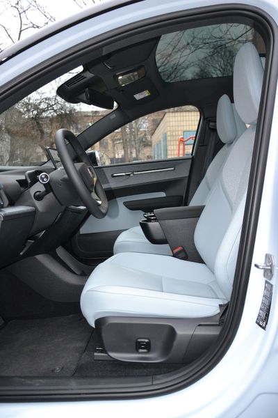 передні сидіння Volvo EX30, Volvo EX30, новий Volvo EX30, електромобіль Volvo, кросовер Volvo, Volvo EX30 в Україні