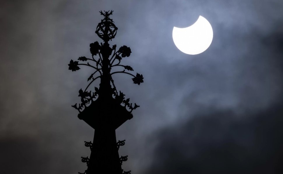 Солнце, затмение, шпиль,