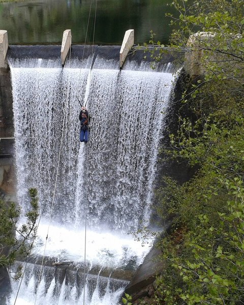 Зиплайн Parcours aérien Tyrovol проходит над водохранилищем
