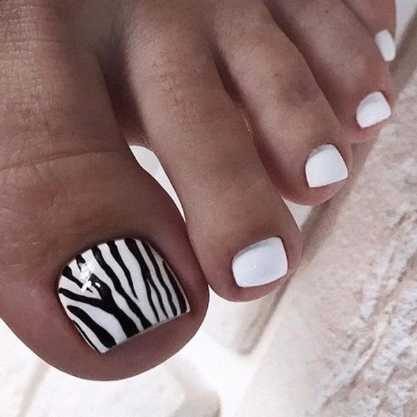 тренды педикюра 2022, модный педикюр, педикюр с блестками