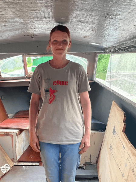 Дом лодка, украли лодку, дом на воде, угнали лодку, судно, катер, женщина жила в лодке, ждала полицию, украли все вещи,