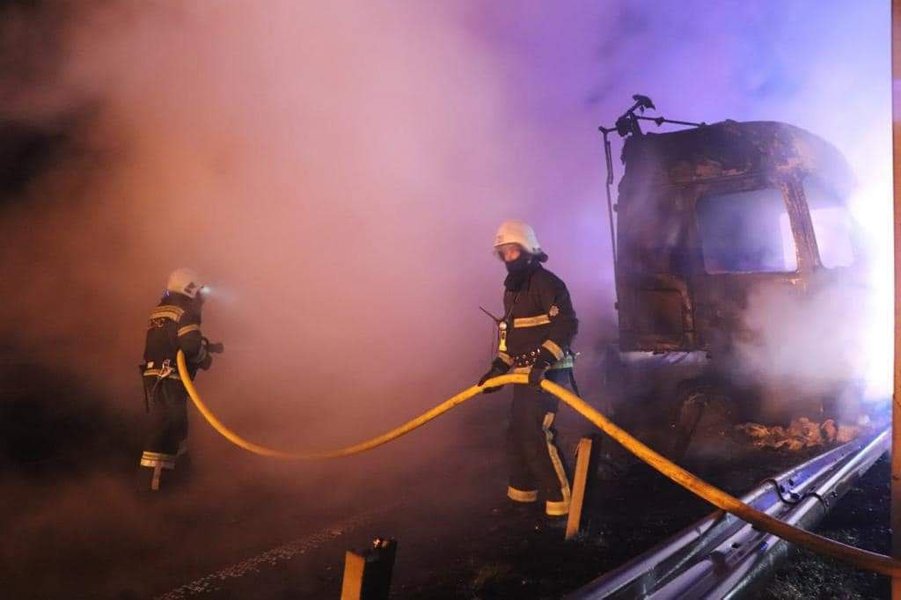 ДСНС ліквідували масштабну пожежу із трьома вантажівками в Київській області