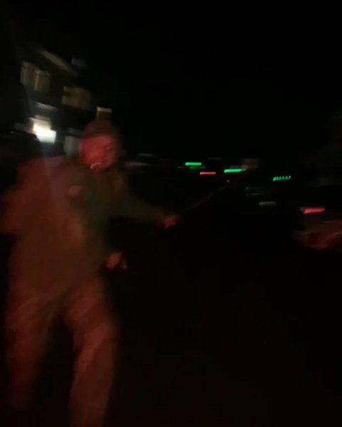 Мужчина в форме с костылем