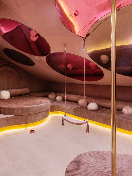 Дом Кары Делевинь, стриптиз