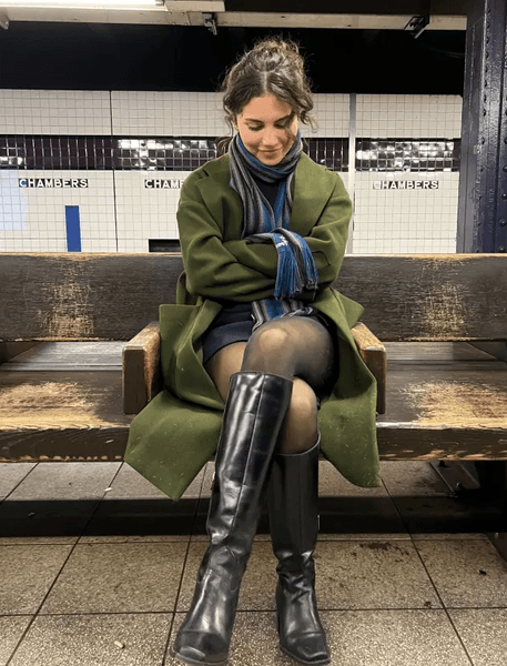 Супруги, женщина летает на учебу в другую страну, студентка преодолевает 6400 км, работа в другом городе, учеба в другой стране,