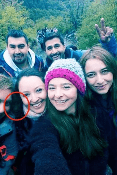 Селфі друзів, загадкове обличчя на фото, моторошний знімок, прихована деталь на фото, моторошне селфі, обличчя на задньому плані, не помітили обличчя