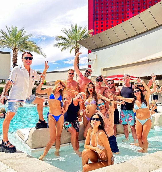 Алессандра Амброзіо з друзями