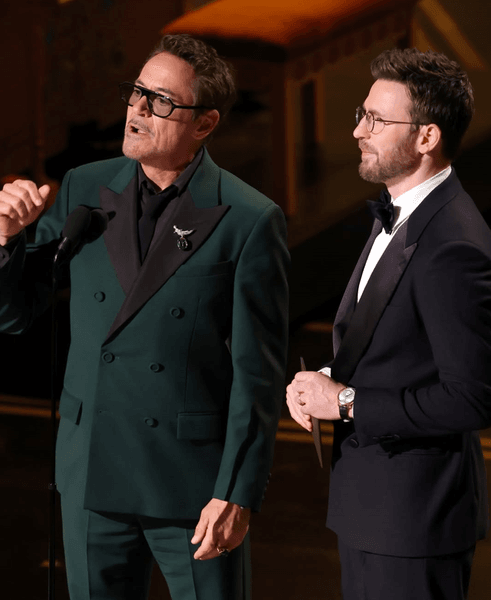 Роберт Дауні-молодший і Кріс Еванс на Оскарі