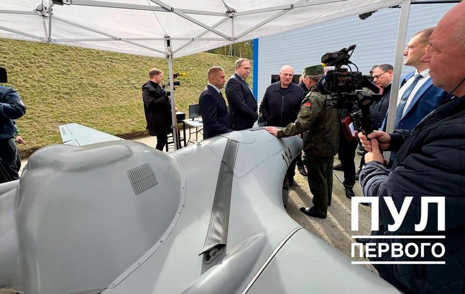фото дрона и Лукашенко на выставке техники в Минске