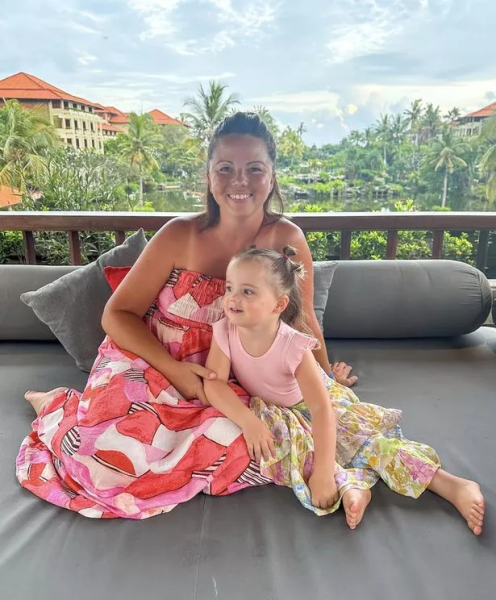 Жена отглежда дъщеря си като вещица Една жена отглежда дъщеря си като вещица, семейство, майка и дъщеря, млада майка, жената смята себе си за вещица,