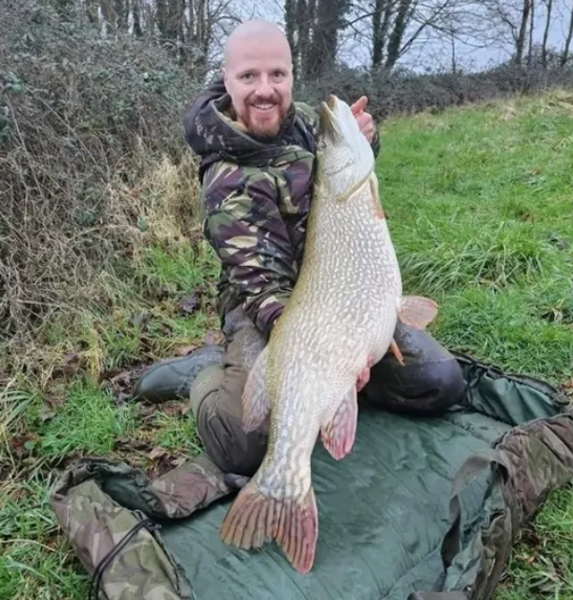 Рекордный улов, щуку, рыбалка, Великобритания, фото, курьезы