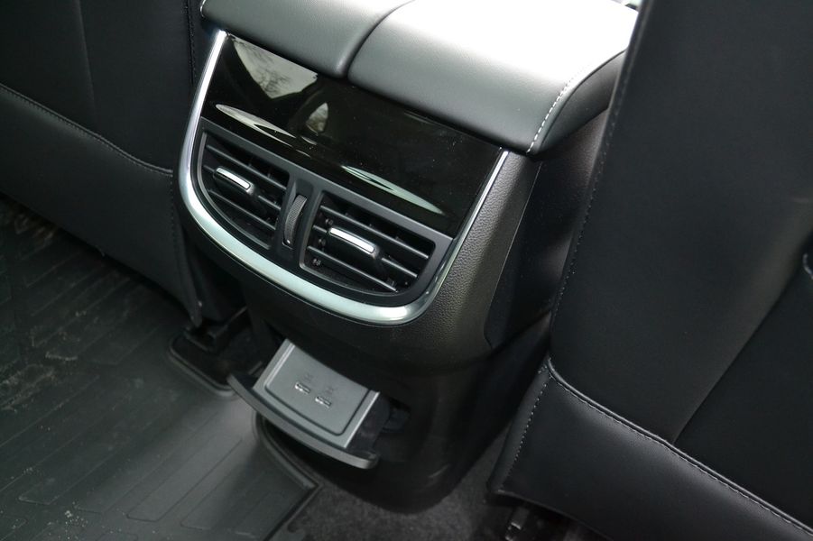 До послуг задніх пасажирів — вентиляційні дефлектори та два USB-порти