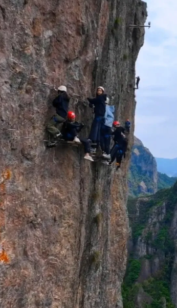 Туристы застряли в горах, канатная дорога, гора Яндан в Китае, путешествия, путешествия, туризм, курьезы, приколы