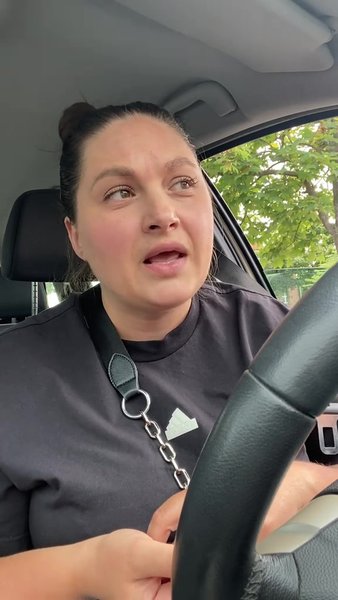 Ася Конопельнюк в салні машини розповідає про продаж хати в селі