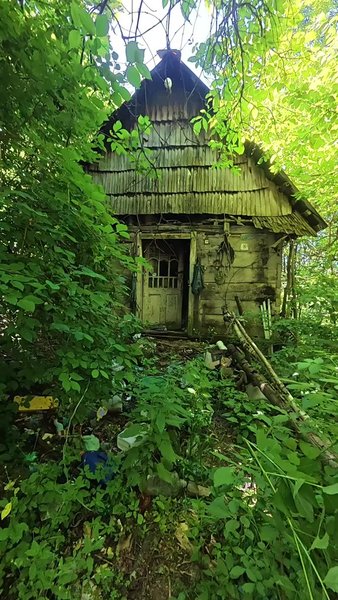 Заброшенная хижина в горах