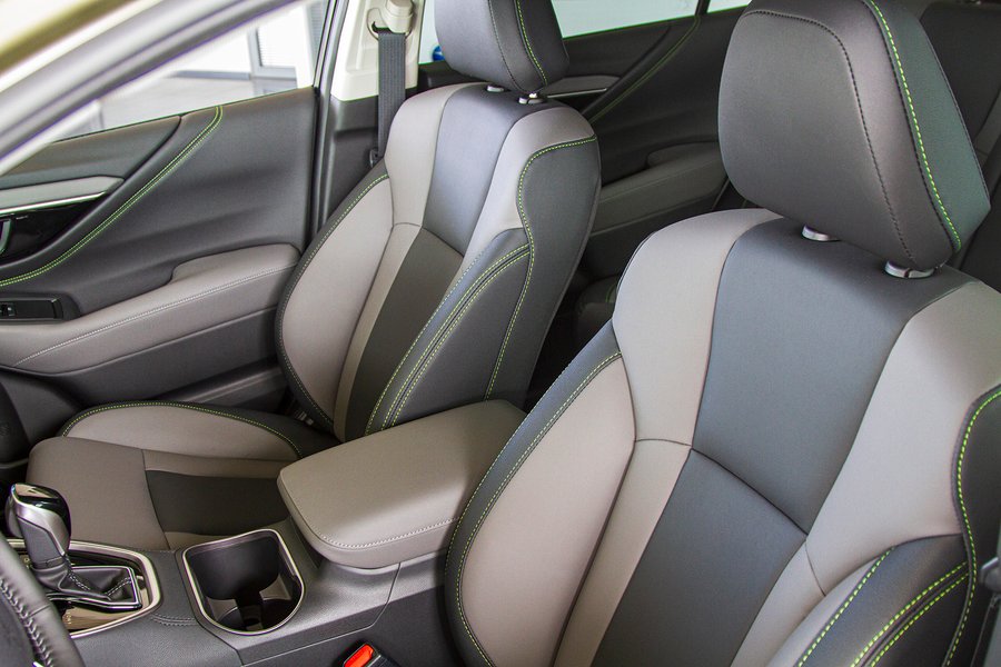 Уровень оснащения Field — это двухцветная отделка салона экокожей с зеленой прострочкой. Фото: Вадим Добровольский