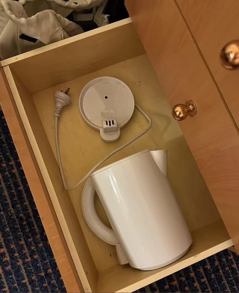 Пригода в  круїзі, інцидент, чайник