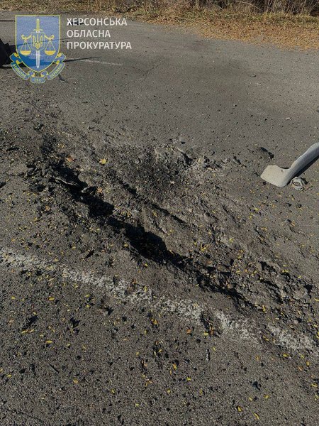 Обстріл Херсона: вирва від удару снаряда