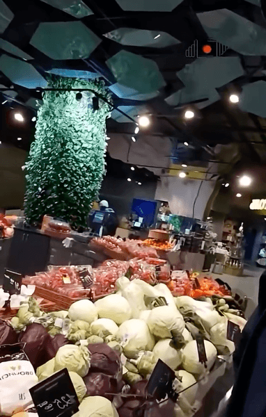 Казах показал продукты в Украине