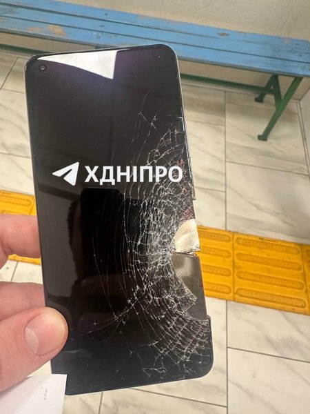 Осколок дрона потрапив у смартфон у Дніпрі