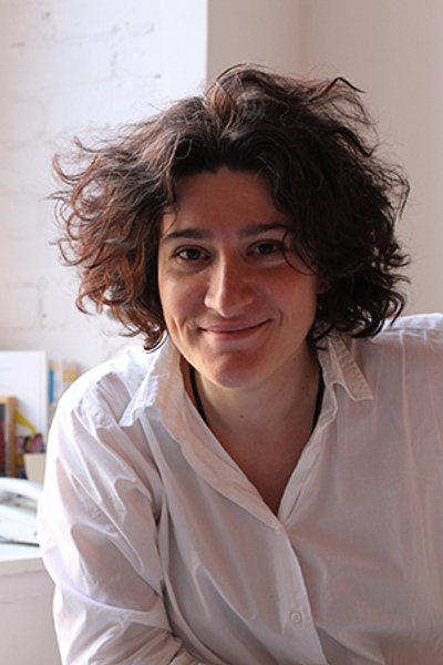 

Мария Степанова: "Кто будет перебирать тысячи цифровых фотографий, что останутся от каждого из нас? К кому они обращены? Какая судьба будет ждать эти залежи бесхозных изображений пятьдесят-семьдесят лет спустя? От избытка информации можно задохнуться"
