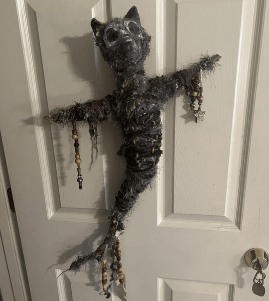 Фигурка, находка, кошка-мумия, мумия, продадут на аукционе, жуткая находка, нашла в мусоре, мусорный бак, соцсети, eBay, кукла,