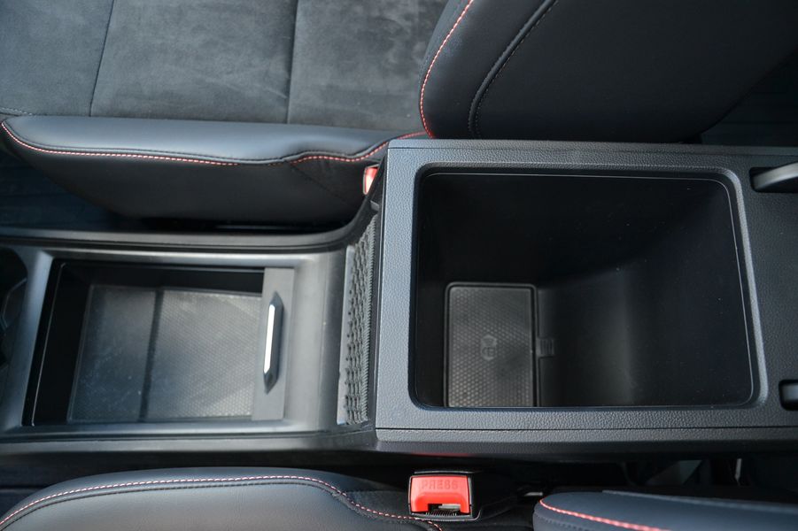 В подлокотнике есть глубокий бокс