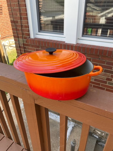 Сміттєвий бак, сміттєвий контейнер, цінна річ у смітті, дорогий предмет у смітті, обшук сміття, каструля, Le Creuset