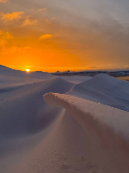 Сніговий карниз в Антарктиді виглядає, немов застигла хвиля