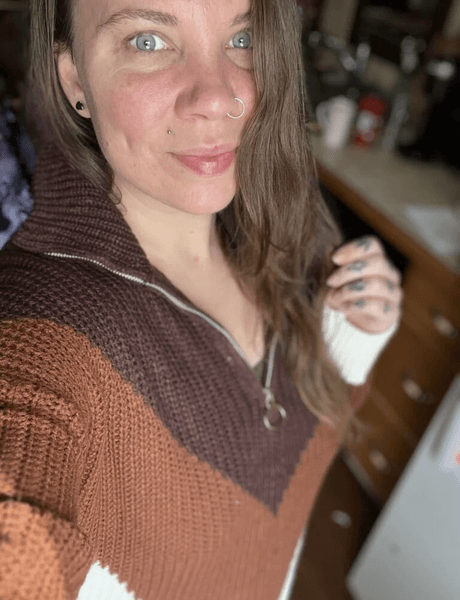 Дівчина зробила кулон з нігтя, кулон, намисто, старий ніготь, сімейна реліквія, незвичайна прикраса, курйози, соцмережі