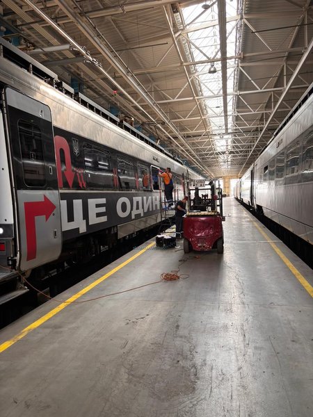 Поїзд Інтерсіті після обстрілу Києва