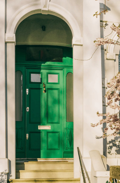 Зелені вхідні двері