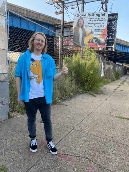 Мъж се рекламира на билборд Мъж се рекламира на билборд, реклама, запознанства, запознанства, реклама в социалните мрежи, как да си намеря момиче, търси двойка