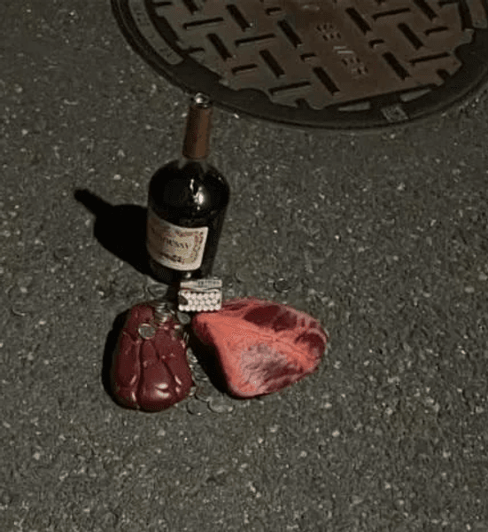 Алтарь, необычный тайник, тайник с подношениями, выпивка, алкоголь, деньги, оставили на улице, вещи на улице, разбросали по городу