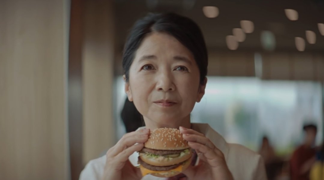62-летняя актриса сыграла девушку-подростка в рекламе McDonald`s (видео)