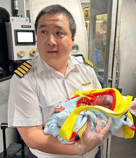 Пилот принял роды у пассажирки, авиакомпания VietJet, курьез на борту самолета, прикол, фото, Таиланд