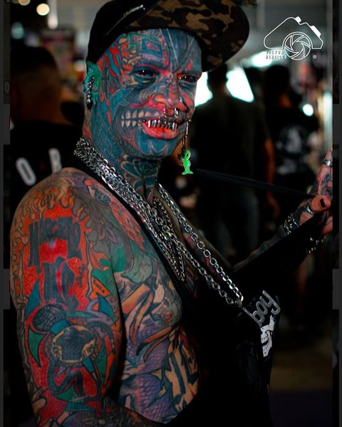 Самый татуированный человек сделал новое тату
