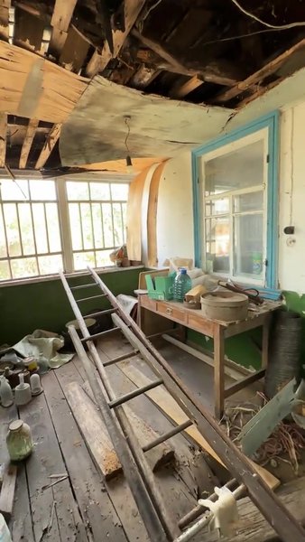 Старая хата в доме