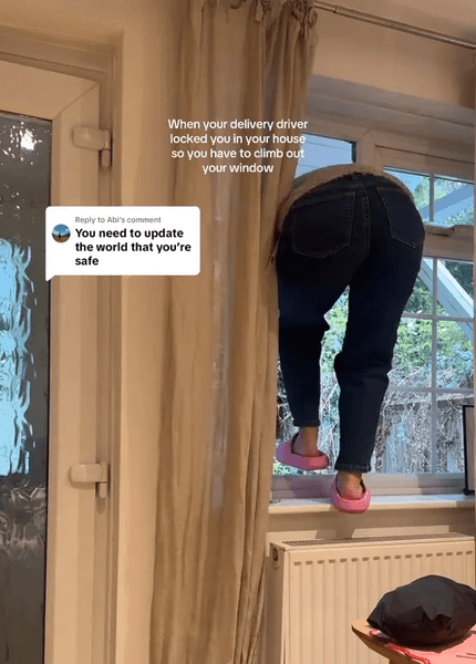 Девушка выбирается через окно своего дома, так как посылка от курьера Amazon заблокировала входную дверь