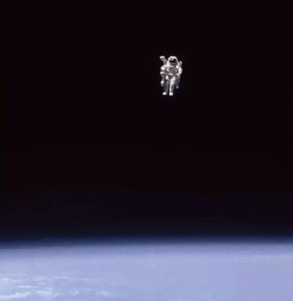 Космонавт в открытом космосе, самое страшное фото сделанное в космосе, астронавт в космосе, один на один с бездной, Брюс МакКэндлесс II, вошел в историю