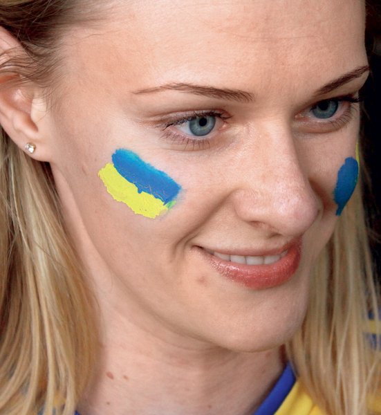 

Болеют до последнего. Леся из Ивано-Франковска перед матчем выучила все песни
