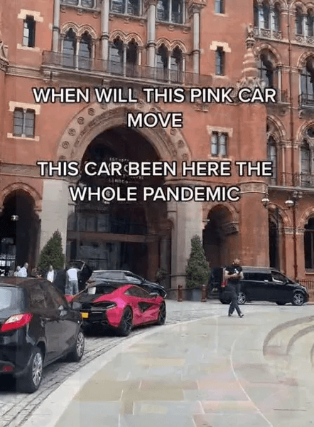 Машина стоит 2 года возле отеля в Англии, роскошный отель, розовый спорткар, автомобиль, McLaren 570s, дорогой автомобиль