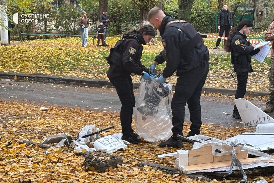 поліцейські забирають російський БпЛА