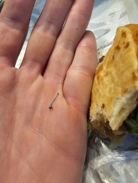 Чоловік знайшов у своїй страві прикрасу з блискучим камінцем, пірсинг у носі, ювелірний виріб у замовленні, курйози