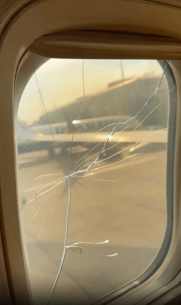 тріснуте скло в літаку