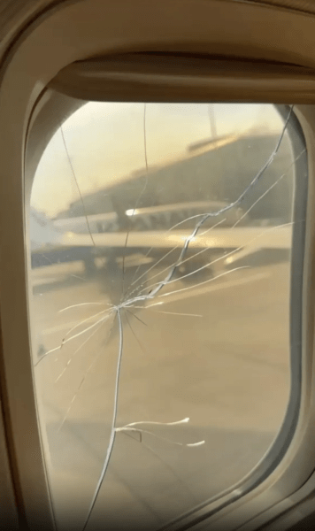 треснувшее стекло в самолете