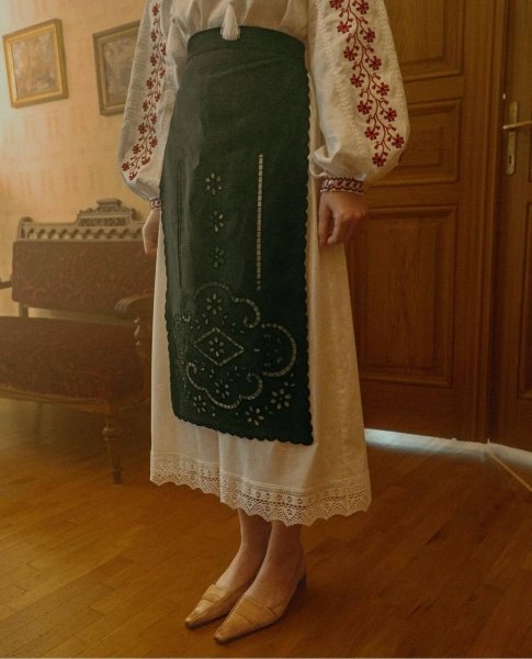 Передник витинанка з колекції MOTYV ЛЕСЯ від бренду MOTYV VYSHYVANKA Передник витинанка з колекції MOTYV ЛЕСЯ