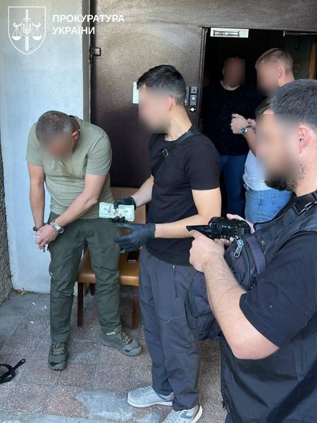 Начальника Миколаївського обласного ТЦК затримали під час отримання хабаря.