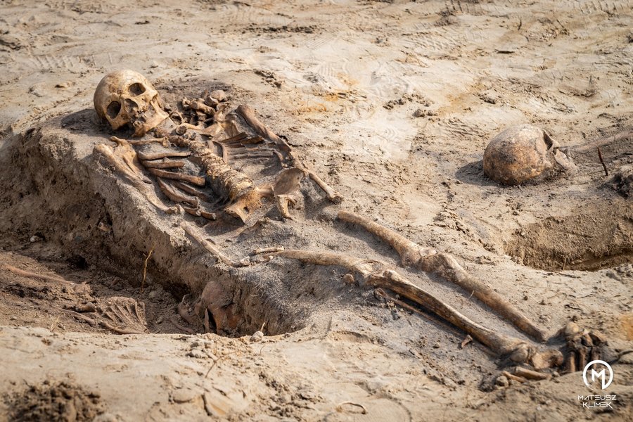 Людські останки на чумному кладовищі